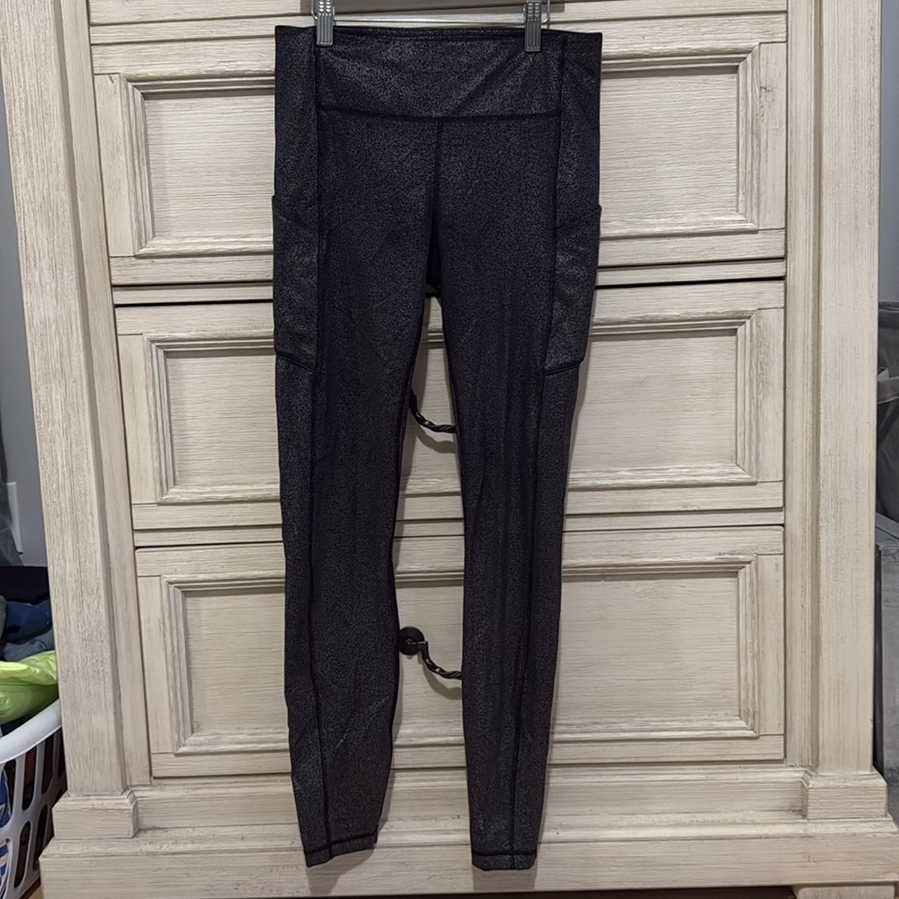 Lululemon swift speed 28” size 6 color is similar to a metallic shine